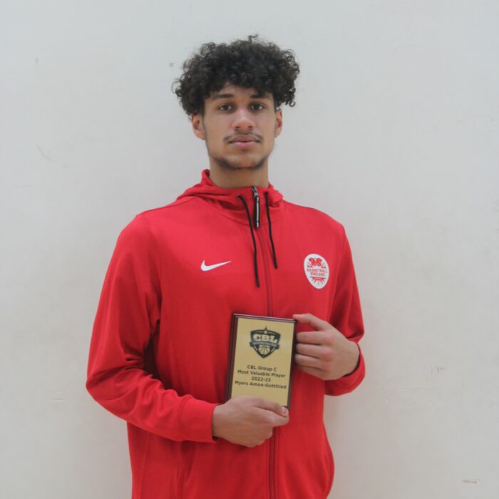 Bracknell and Wokingham College student Myers Amoo-Gottfried with his award, in his Basketball England kit